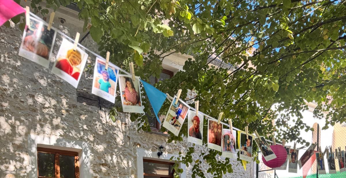 La guirlande de photos d’enfance des participants, tendue sous l’arbre de la cour d’Humanovia